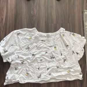 Cute white cropped buzz bee t shirt